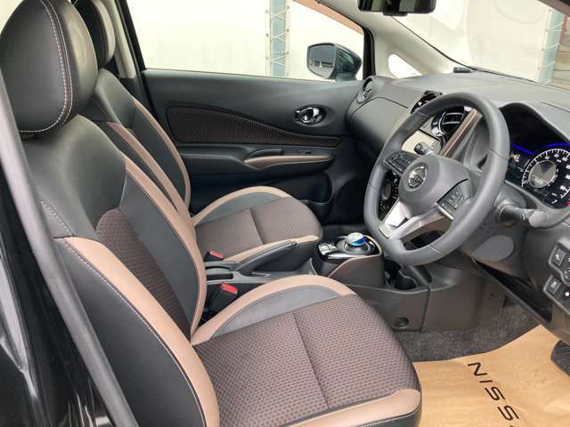 運転席まわりです。実際に座ってみて、乗り心地を体験してみてください