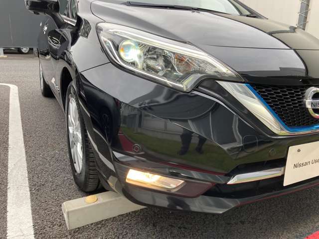 LEDヘッドライトはハロゲンランプの約2倍の光量で明るく遠くを照らし、夜間走行時の視認性を高めます。さらに長寿命や省電力、スタイリッシュな印象も際立たせます。