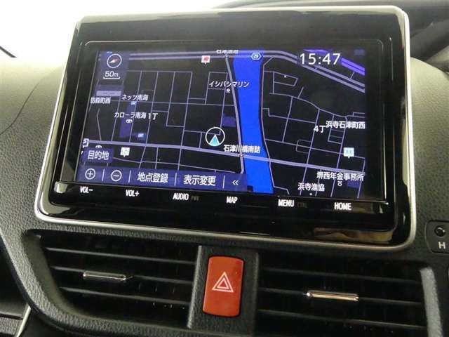 純正ナビを装備。タッチパネル式で使いやすく、お出かけもラクラクです。