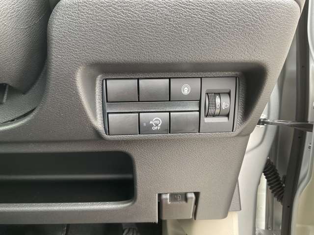 各スイッチ類は運転席右下にまとまっています☆