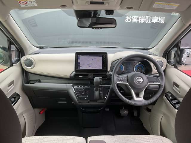 前席内装の全体像です。是非実車をご覧になってください☆