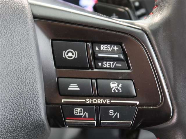 アダプティブクルーズコントロール機能付きです。走行中に先行車の様子を検知しながら、設定した車速の範囲内で先行車との距離のキープを支援します。詳細は販売店スタッフまでおたずねください。