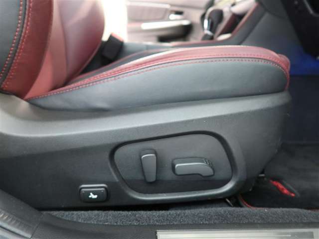 パワーシート搭載。微妙な調整が手軽にでき、ピッタリなポジションで運転することが可能です。