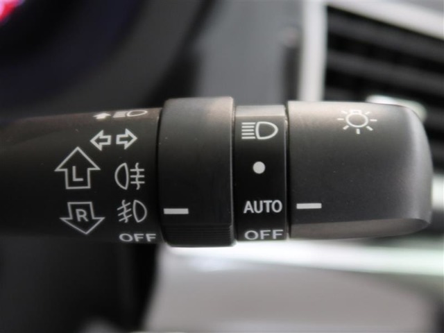 周囲が暗くなると自動でヘッドライトを点灯するオートライト機能付き。周囲が明るくなると自動で消灯します。