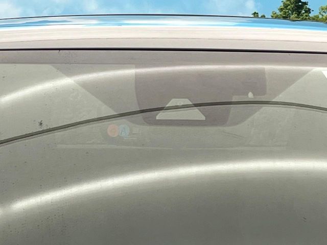 【プリクラッシュセーフティ】前方の車両等を検知し、衝突しそうな時は警報で注意を促し、ブレーキを踏む力をサポート。ブレーキを踏めなかった場合は衝突被害軽減ブレーキが作動、衝突回避をサポートします。