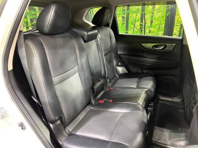 【防水シート】スノボやダイビング等でありがちな汚れや濡れも心配無用の防水シート♪雨の日に傘や荷物でシートが濡れたり、飲み物をこぼしたりした時もサッと拭いてきれいになるから大助かり♪