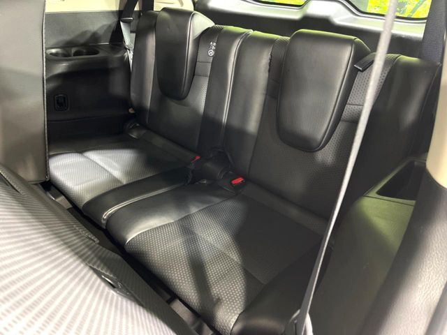 床下収納式のサードシートです。座席部分をコンパクトに収納でき、広大な荷室スペースとしてお使いいただけます！乗車人数や荷物の量など利用シーンに合わせて3列目を有効活用でき、とっても便利♪