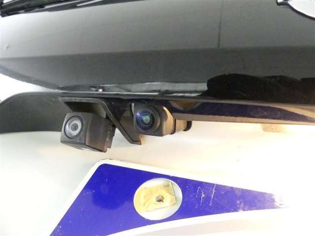 バックモニター＆パノラミックビューモニター♪車両の前後左右に搭載した4つのカメラの映像を合成し、車を真上から見ているような映像を表示♪