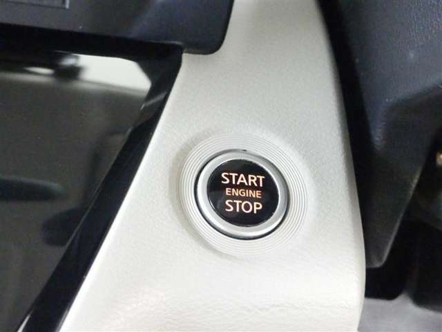 プッシュスタートエンジンタイプのお車です♪キーはカバンにインしたまま☆