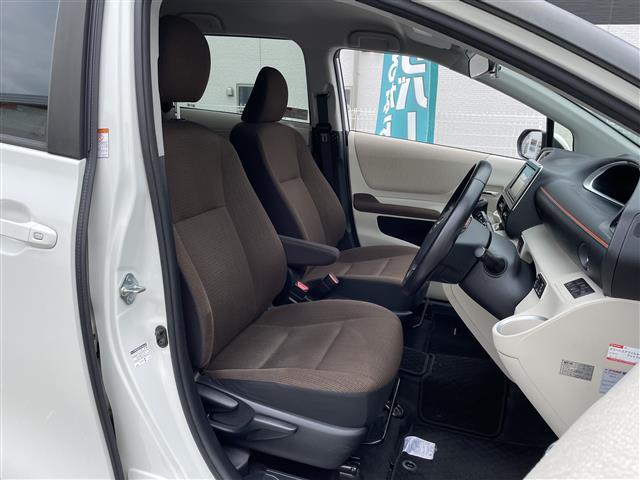 こちらは運転席のシートです！納車前には自社でしっかりクリーニングを行います！また、『シート撥水コーティング（別途料金）』などの、クリーニングメニューもご用意しております！