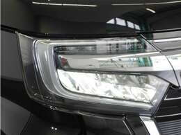 LEDヘッドライトはHIDより明るく省電力のヘッドライトが装着されています。点灯忘れも防止できるオートライトコントロール機能がついているので、夜間のドライブもより安全に楽しめますよ。