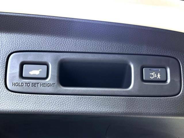 【パワーバックドア】スマートキーや運転席のボタンを押すだけでリアゲートが自動で開閉します！荷物を持っている時や、高い位置にあるバックドアを閉める際に便利な機能です♪