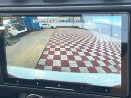 【バックカメラ】駐車時に後方がリアルタイム映像で確認できます。大型商業施設や立体駐車場での駐車時や、夜間のバック時に大活躍！運転スキルに関わらず、今や必須となった装備のひとつです！