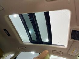 【大型サンルーフ】車内の解放感が一気に上がる大型のパノラマルーフ！季節を問わず開放的で快適なドライブをお楽しみいただけます。流通量も少なく希少価値の高い人気の装備です♪