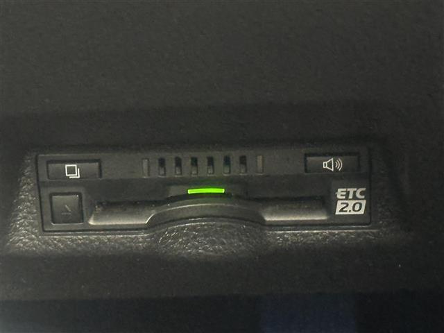 【ETC】有料道路を利用する際に料金所で停止することなく通過できる、ETC車載器（ノンストップ自動料金収受システム機器）が装備されています。セットアップを行うことで利用可能になります。