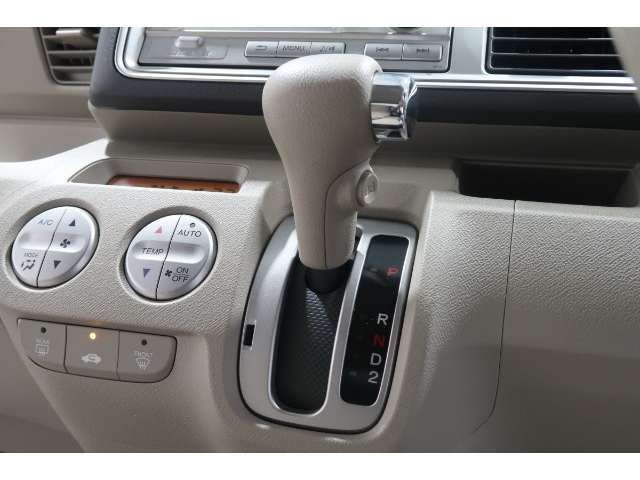 インパネシフトだから視線の移動も少なく足元もスッキリ♪運転席もゆったりしているのでゆとりを持ってドライブできますね！