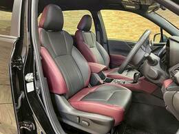 【レザーシート】ならではの高級感あふれる内装がこたわりのアイテム。見た目の高級感とより上質な座り心地をお楽しみください。