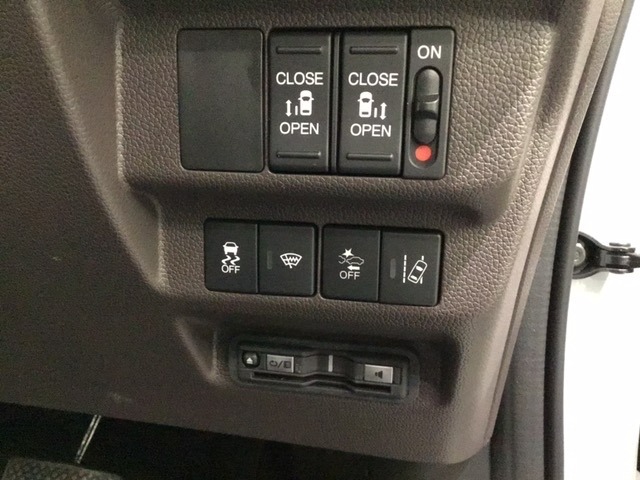 両側電動スライドドアは運転席から操作ができるよう、操作スイッチが付いています。VSA（ABS＋TCS＋横滑り抑制）解除とレーンキープアシストシステムなどのメインスイッチも装備しています。
