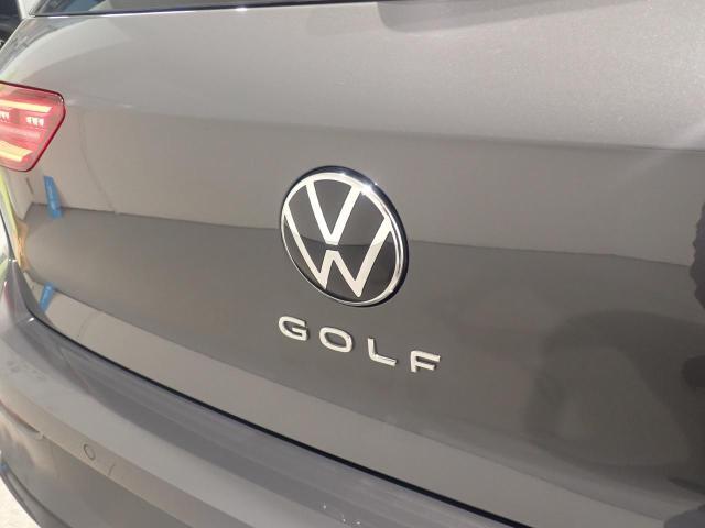 リアカメラがVWエンブレムに内蔵されています。ギアをリバースに入れると車両後方の映像が映しだされます。