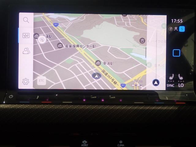 Discover Pro、10インチタッチスクリーンで操作はスマートフォンのように画面上を軽くタッチするだけ、モニターとメーターにおけるナビゲーションマップの同時表示も可能です。