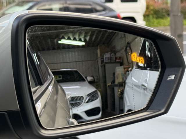 【ブラインドスポットディテクション】　ドライバーの死角となる後方側面に車両を検知した際、ドライバーが方向指示器を操作すると、ドアミラーに内蔵された警告灯が点滅しドライバーに注意を促します！