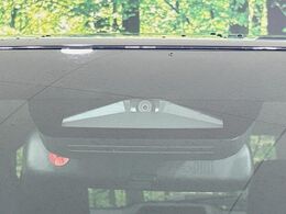 【トヨタセーフティセンス】走行中に前方の車両等を認識し、衝突しそうな時は警報とブレーキで衝突回避と被害軽減をアシスト。より安全にドライブをお楽しみいただけます。