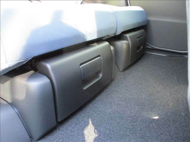 便利な後部席のシート下の収納スペース