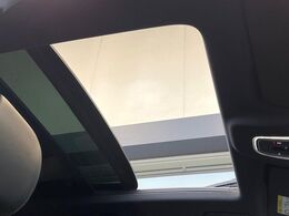 ●サンルーフ：開放感たっぷりの希少装備、サンルーフが装着されています！車内に明かりを取り入れたり景色を楽しむ以外にも、車内の空気も簡単に換気できて快適です！