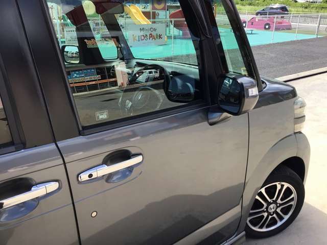 グリップ式なので女性の方でも爪を気にすることなく車にお乗り頂けます。