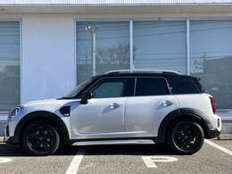 MINI NEXT2年間走行距離無制限保証、安心もMINIクオリティ。MINIを熟知したメカニックによる100項目の納車前点検。交換基準に達した部品があれば、MINI純正部品だけを使用し整備した後にお引渡しします。