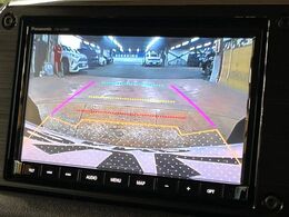 【バックカメラ】駐車時に後方がリアルタイム映像で確認できます。大型商業施設や立体駐車場での駐車時や、夜間のバック時に大活躍！運転スキルに関わらず、今や必須となった装備のひとつです！