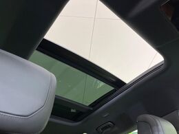 ◆スライディングガラスルーフ『シェードが後部座席までしっかり開閉します。この装備があるだけで室内の解放感が上がり素敵なドライブを存分にお楽しみいただけます。』