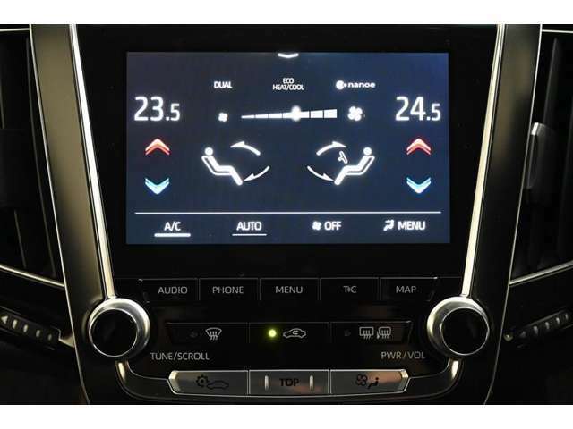 マルチオペレーションタッチ エアコン設定画面です。　■左右独立温度コントロールフルオートエアコン（ミラーヒーター付）装備。　運転席/助手席それぞれ温度設定が可能。