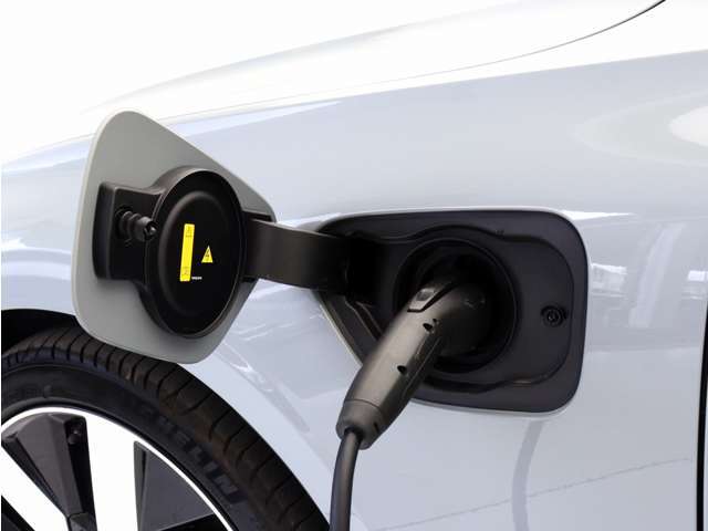 専用コードを接続するだけで簡単に充電が行えます。プラグインハイブリッドモデルRecharge T6 AWD PHEVは、走行中の充電のほか、自宅などに設置された充電機器からの充電が可能です。