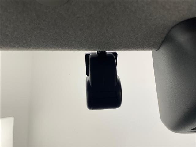 【ドライブレコーダー】映像・音声などの運転中の記録を残します。事故などを起こした起こされた時の証拠になりえますので、もしも時でも安心ですね。