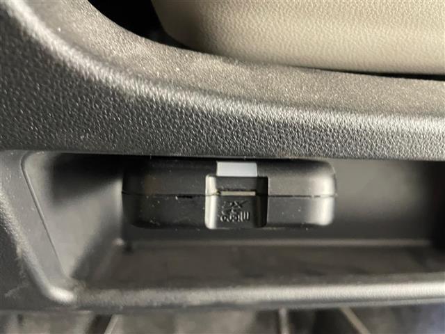 【ETC】有料道路を利用する際に料金所で停止することなく通過できる、ETC車載器（ノンストップ自動料金収受システム機器）が装備されています。セットアップを行うことで利用可能になります。