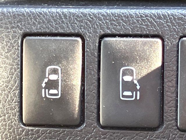 ★【両側電動スライドドア】　駐車場で隣の車が近い時、狭くて乗りにくい時ありますね、でもスライドドアなら開けた時に幅を取らず、とっても乗り降りが簡単です。大きな荷物の出し入れも後席から可能♪