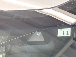 【ホンダセンシング】走行中に前方の車両等を認識し、衝突しそうな時は警報とブレーキで衝突回避と被害軽減をアシスト。より安全にドライブをお楽しみいただけます。