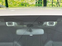 【アイサイトVer3】前方の車両等を検知し、衝突しそうな時は警報で注意を促し、ブレーキを踏む力をサポート。ブレーキを踏めなかった場合は衝突被害軽減ブレーキが作動、衝突回避をサポートします。