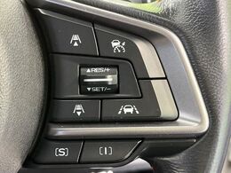 【全車速追従機能付クルーズコントロール】高速道路での長距離走行が楽に！！自動で速度を保つクルーズコントロールが、衝突軽減システムと連携し、前方の車両を感知して車間を保つように速度調節してくれます！！