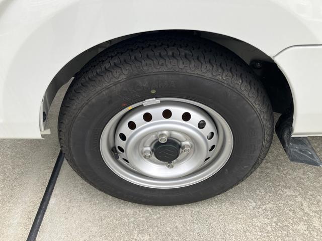 フットワークの軽い、運転ラクラクの足回り。タイヤの溝も、まだまだ！くわしくはスタッフへ。