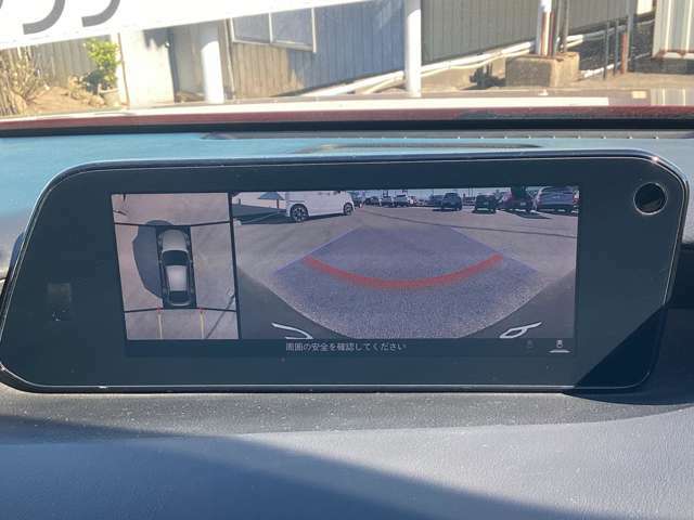 【360°ビューモニター】　　とても分かりやすい、クルマの上から見下ろしたような映像で、駐車サポートをしてくれます。