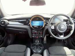 ◆インスツルメントパネルやインテリアトリムなどは、調和しなが洗練された室内を作り上げ、スイッチ類によって、優れた操作性をも実現。ドライバーの視線や動線を考え、人間工学に基づきデザインされています◆