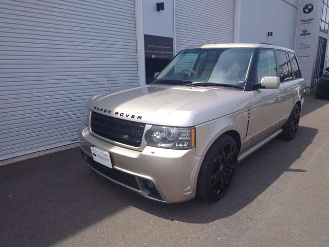 エアロは2012年にKAHNより発売されたボディキットです。車輛を2012年に合わせ、ヘッドライトやグリル廻り、そしてテールランプまでマイナーチェンジさせて仕上げております。さすがに当時は新車がかなり高額でした。