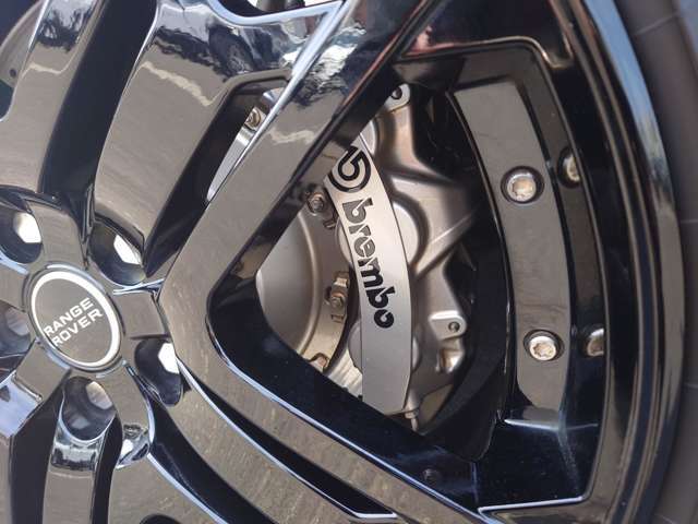 GTキャリパーの6POTです。今では純正で装着しているモデルがありますが当時はオートバイオグラフィやスーパーチャージド位でした。ホイールは元々アンスラサイトカラーでしたが、グロスブラックに変更塗装しました。