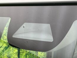 【ホンダセンシング】走行中に前方の車両等を認識し、衝突しそうな時は警報とブレーキで衝突回避と被害軽減をアシスト。より安全にドライブをお楽しみいただけます。