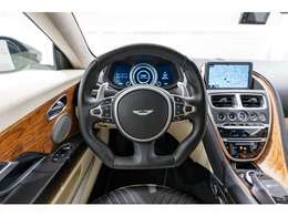 アストンマーティンらしい高級感漂うインテリアでございます。