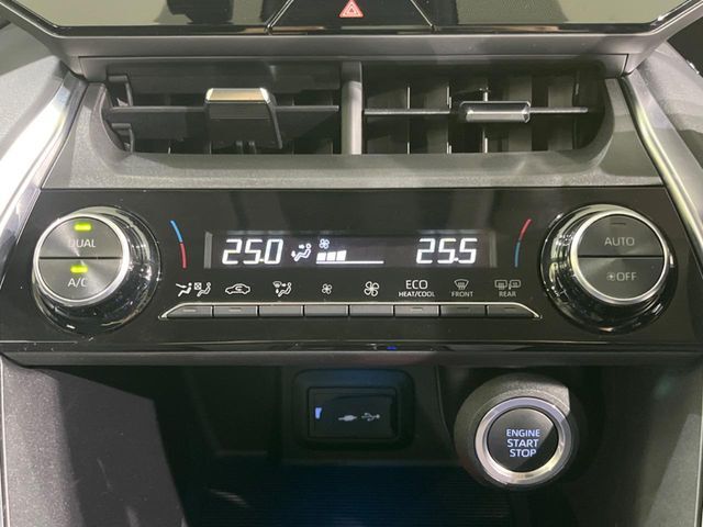 【左右独立型フルオートエアコン】運転席と助手席でそれぞれお好みの温度に設定可能。同乗者にも配慮した、快適な空調をお届け致します。