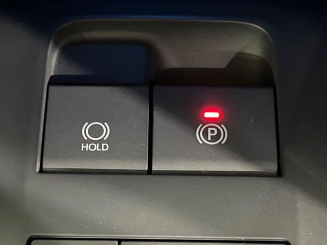 【電動パーキングブレーキ】パーキングブレーキは便利な電動式！ボタン一つで操作でき、アクセルを踏めば自動で解除されます♪レバーやペダルが無いので運転席廻りもすっきりしますね♪