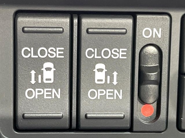 【両側パワースライドドア】スマートキーや運転席のスイッチで後席両側スライドドアの開閉が可能♪電動だから力を入れてドアを開ける必要が無く、小さなお子様でも簡単に開け閉めでき快適です♪